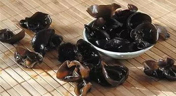 男子食用久泡木耳中毒，夏季泡发食品需谨慎处理