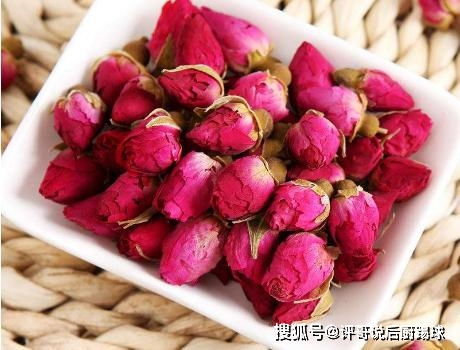 干玫瑰花泡水：不仅美观， 还实用