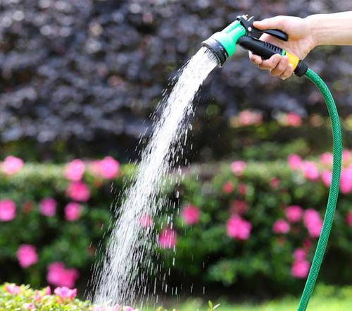 雨水浇花有哪些具体好处？