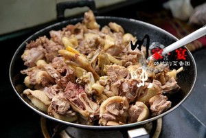 揭秘茶油炒鸭肉：家常美食中的茶叶风味