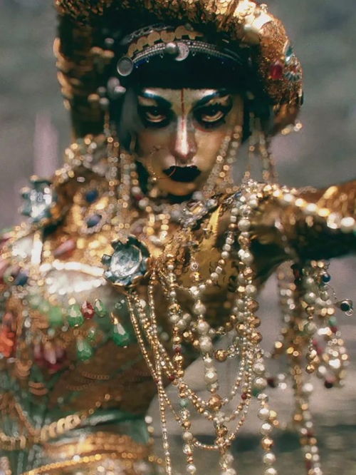 马奈月季，这个名字听起来就像是一位浪漫的画家，让人忍不住想要探究一番。