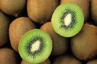 你在市场上买的猕猴桃， Ru果有油漆的味道，这个有可Neng是主要原因是当时的市场上有油漆卖，huo者他家里面有油漆，你尽量洗一洗，之后再闻一闻放一段时间，kan有没有油漆味了