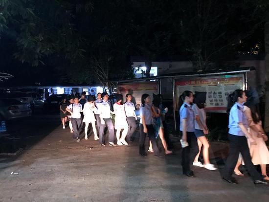 农民兄弟拍手称快，感谢警方