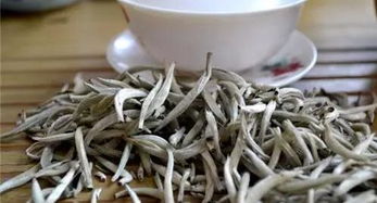 白毫银针是白茶，具有清热解毒、提神醒脑等功效