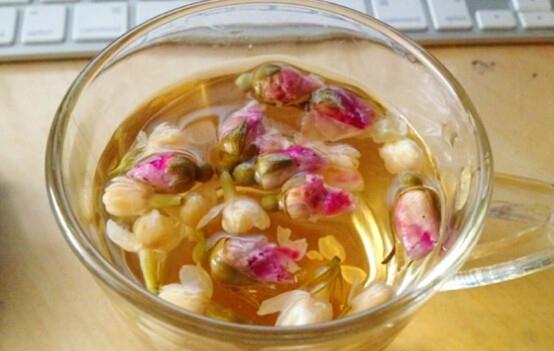 玫瑰花泡水喝，常喝能改善什么肌肤问题