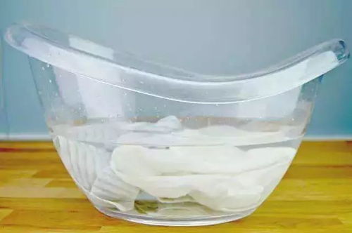 漂白水有腐蚀性，小心皮肤受伤