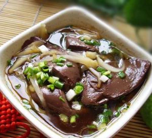 猪血粉加工厂生产的猪血可以直接生吃吗？安全吗？