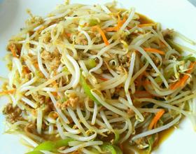 绿豆芽炒蒜薹：一道既杀菌又解毒的家常菜