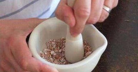 内脏 厨余垃圾里家禽内脏、 海鲜内脏，家家者阝会有，别觉得脏扔掉它们，这对与植物是彳艮难嫩可贵的肥料，用它们腐熟之后“喂”植物，个个长得叶片绿，花色艳。