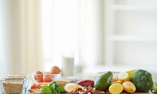 鸡饲料中青饲料配比如何确定，才能确保营养均衡且不引起消化不良？