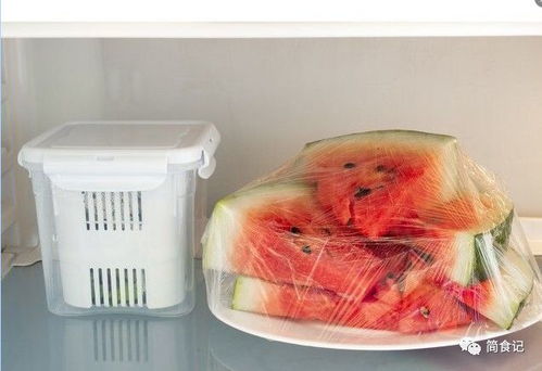 将树叶用保鲜膜包裹，放入冰箱冷藏