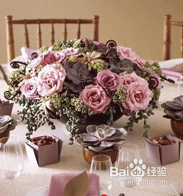 热烈奔放的氛围，可依选择色彩鲜艳的百合花。