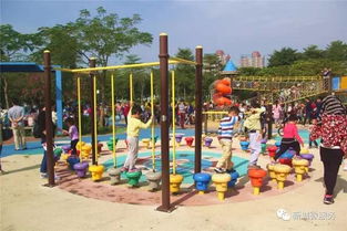 旋转木马、 滑梯、秋千，经典游乐设施吸引小朋友