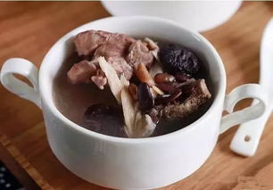 黑豆排骨汤是一道以黑豆和排骨为主要食材的传统汤品