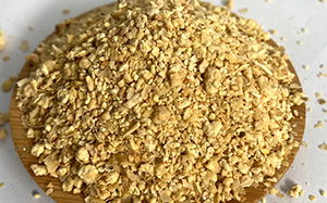 大连九三豆粕和现货菜粕价格差多少一吨？