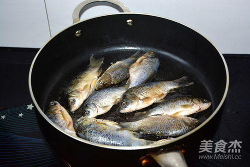 10元鱼饲料能喂草鱼多少克？4-6斤草鱼每斤多少钱？