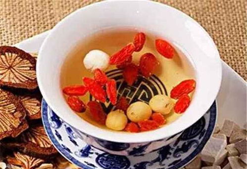菊花枸杞红枣冰糖茶，养生功效多