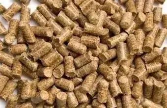 酵母粉作为饲料成分，其制作原料是什么？在猪鸡饲料中具体发挥哪些作用？