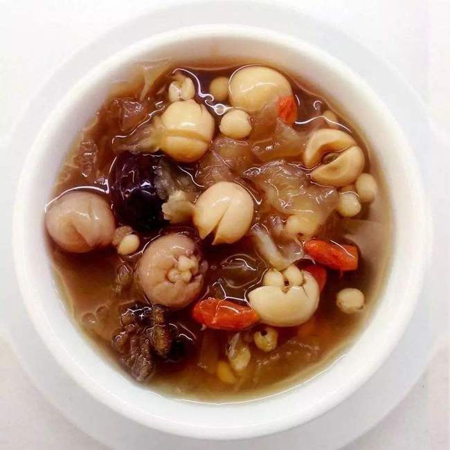 荔枝干炖莲子汤是一道以荔枝干和莲子为主要食材的传统汤品