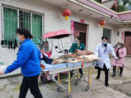 打农药的叔叔，今天怎么在家门口接水呢呃？