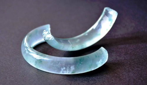 翡翠手镯：护花木般的呵护， 绽放永恒光彩