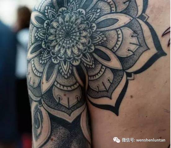 牡丹纹身，肩部好看吗