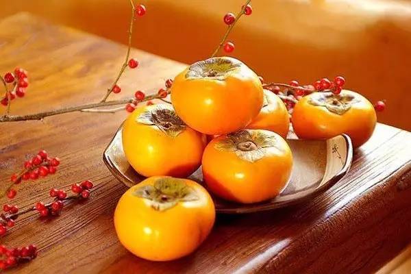 冬天吃柿子需注意，空腹、胃寒者忌食