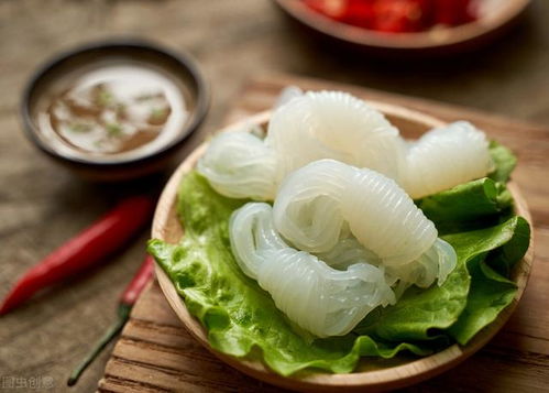 魔芋植株青翠欲滴，它如何变身成诱人美食