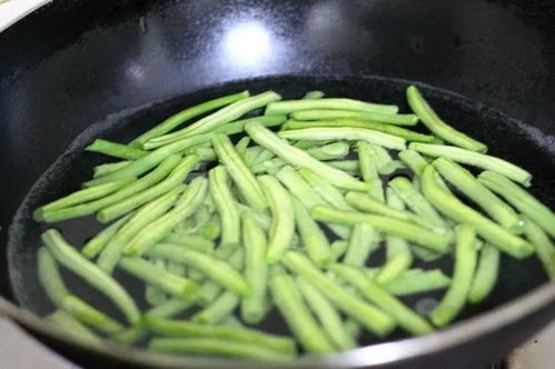 豆角焯水是为了去除农药残留和草酸