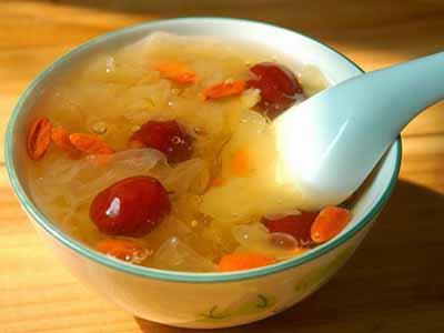 银耳红枣汤是一道以银耳和红枣为主要原料的传统中式甜品汤