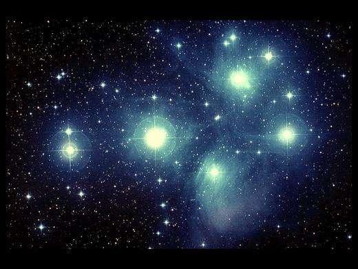 “蓝色满天星”指夜空中繁星点点，犹如蓝色星空中的星星