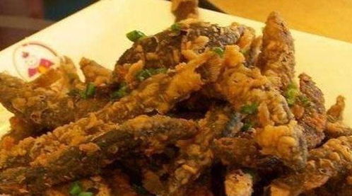 炸泥鳅是一道传统的中式菜肴，以泥鳅为主料