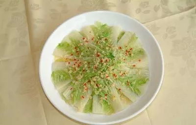 白菜富含维生素和矿物质，具有清热解毒、养胃生津的功效
