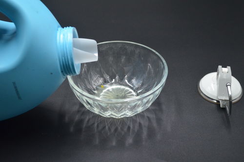 塑料盆裂了？用胶水粘粘试试