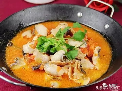 番茄鱼火锅，以番茄和鱼为主料