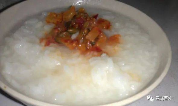 咸菜疙瘩富含膳食纤维和微量元素，是传统发酵食品
