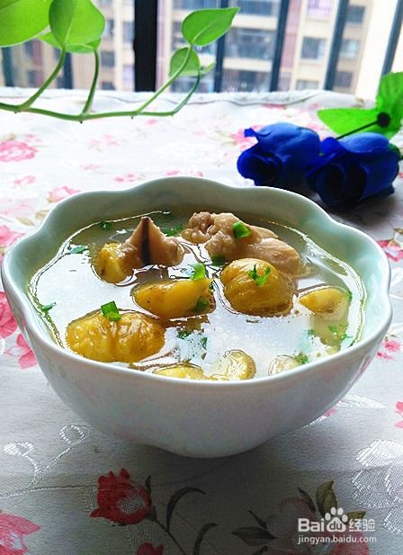 栗子煲鸡汤是一道以栗子和鸡肉为主要食材的传统中式汤品