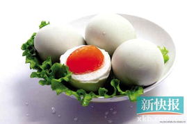 市民发现鸭蛋中竟有另一个鸭蛋，疑为人工制造