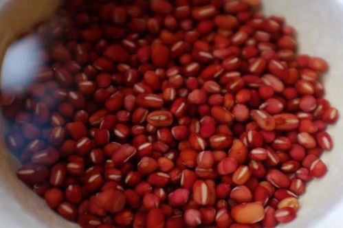 红小豆种子挑选：剔除病斑、虫蛀、破损及杂质