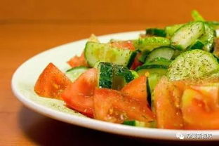 基围虾属于凉性食物，具有清热解毒、滋阴降火的功效