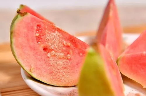 芭乐一般在夏季成熟上市，挑选新鲜芭乐需注意外观、硬度及气味