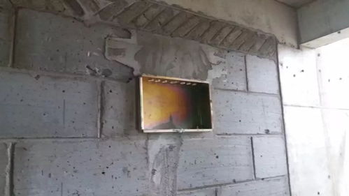 话说这防裂一喷红，到底是喷在墙面前还是墙后？