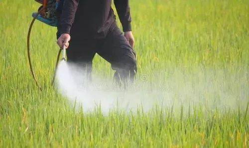 穿上防护， 别让农药靠近