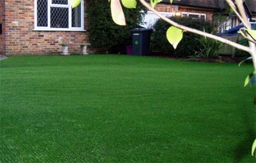 人造草坪上的花盆与营养水：草坪老化的秘密？