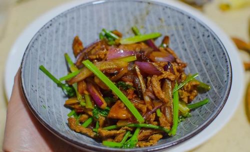 杂酱，以猪肉、牛肉为主料