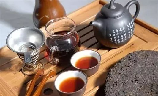 揭秘普洱茶生茶与熟茶：哪个更适合您的品饮偏好？