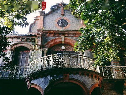 建筑材料：汉白玉与琉璃瓦的华丽交响