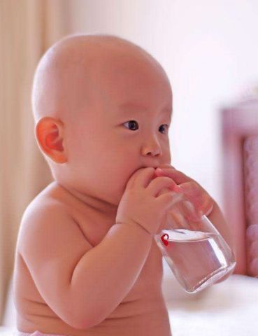 蜂蜜性温，糖尿病患者、婴儿、过敏体质者应谨慎食用