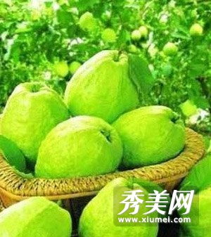 番石榴富含多种维生素和矿物质，营养价值高