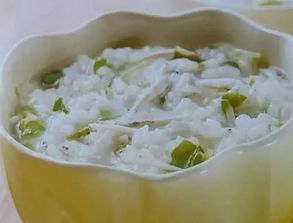银鱼芥菜粥：暖胃养颜